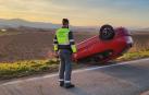 Estado en el que ha quedado el vehículo tras salirse de la vía y volcar en la NA-6100, en el término de Miranda de Arga
