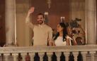 El actual presidente y ganador de la reelección de El Salvador, Nayib Bukele, habla desde el Palacio Nacional junto a su esposa Gabriela Rodríguez de Bukele