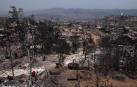 Fotografía que muestra este lunes el estado en el que ha quedado el sector de Achupallas, afectado por los incendios forestales de Viña del Mar, Región de Valparaiso (Chile)