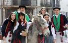 Acompañados de un pollino, quintos y quintas que este año celebran las fiestas de Santa Águeda en Alsasua.