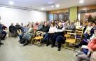 El alcalde, Xabier Alcuaz (izda.), durante su intervención ante los vecinos en la reunión