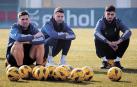 Jesús Areso, Raúl y Catena observan el entrenamiento tras el duro golpe en El Sadar contra el Celta