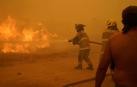 Imagen de varios bomberos trabajando en uno de los focos de los incendios de Chile