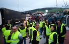 Identificados con el peto amarillo de advertencia en vía pública, un grupo de manifestantes reunidos en la rotonda de Itaroa./