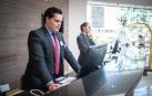 Recepcionista de hotel, uno de los empleos vacantes
