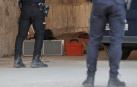 Dos agentes de la Policía Nacional, en el Puente del Real donde se ha encontrado a los hombres muertos