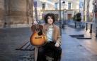 El cantautor tudelano Alejo Huerta posa con su guitarra en la plaza Vieja de su ciudad natal