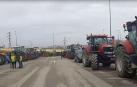 Decenas de tractores aparcan en E. Leclerc