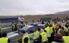 Los agricultores apartan a la fuerza dos coches de la Guardia Civil en la A-12 para seguir hacia Pamplona