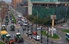 Los tractores cruzan el centro de Pamplona por la avenida Conde Oliveto