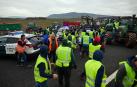 Fotos del momento en el que los agricultores apartan a la fuerza dos coches de la Guardia Civil en la A-12 para seguir hacia Pamplona.
