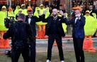Momento en el que el cómico y copresentador Fiorello intenta convencer a John Travolta a hacer el "baile de los pajaritos" en el Festival de Sanremo