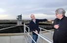 Jairo Gómez y Fernando Mendoza, durante la visita a las instalaciones de la depuradora de Tudela