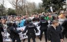 Momentos de tensión en Oviedo entre agricultores, ganaderos y policías, que terminaron cargando contra los manifestantes