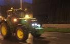 Los tractores circulan por la avenida del Ejército este viernes por la mañana