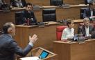 Esparza interviene en el pleno y a la derecha están Alzórriz, que le mira, Chivite y Taberna