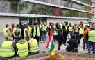 Una grupo de agricultores, concentrado ese viernes ante la puerta del Palacio de Justicia en Logroño en apoyo al ganadero que fue detenido durante la movilización del campo riojano del pasado martes