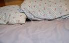 Dos almohadas en una cama