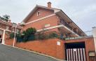 Vivienda y garaje donde apareció el cuerpo sin vida de Silvia L.G., por la que han sido detenidos sus hijos de 13 y 15 años en Castro Urdiales (Cantabria)