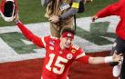 Patrick Mahomes rescató dos veces a los Kansas City Chiefs y dio el pase de 'touchdown' a Mecole Hardman para el triunfo por 25-22 en la prórroga contra los San Francisco 49ers