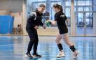 Ambros Martín, seleccionador nacional de balonmano, entrena a Uxue Ilzarbe, cadete de Anaitasuna.