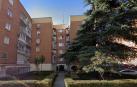 Edificio donde se encuentra la vivienda en la que se hallaron los cadáveres, en el barrio de Aluche