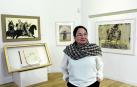 Esperanza Yunta, ante varias de las piezas de El encuentro, en la inauguración hace unos días