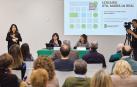 Las concejales Aitziber Campión y Garbiñe Bueno dirigen el foro de barrio celebrado este martes