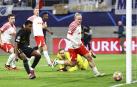 Rodrygo observa cómo la jugada de Vinícius termina dando en el poste en lo que pudo ser el 0-2.