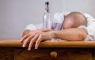 Un hombre, tras ingerir alcohol