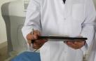 Un médico, junto a un tomógrafo