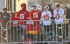 Aficionados de los Chiefs, en el desfile de celebración del triunfo en Kansas City