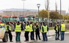 Una quincena de agricultores conversan en Zizur antes de trasladarse al centro de la capital navarra para sumarse a la marcha a pie