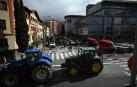 Fotos de los agricultores en el centro de Pamplona durante la reunión con el Gobierno de Navarra, este viernes.