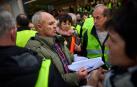 Fotos de los agricultores en el centro de Pamplona durante la reunión con el Gobierno de Navarra, este viernes.