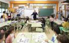 La consejera Fanlo, durante su explicación en el aula de 2º de Primaria