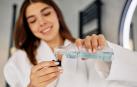 Realizar gárgaras con un enjuague bucal antiséptico puede reducir las bacterias "malas" en la boca de las personas con diabetes tipo 2 y a controlar mejor el azúcar en sangre