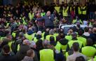 Carmelo Macua, portavoz de la plataforma 6F, acompañado de Salvador Moreno, se dirigen a los agricultores y ganaderos tras la reunión con los consejeros de Desarrollo Rural y Hacienda