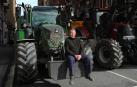 Con la mirada perdida, en medio de la incertidumbre, un hombre permanece sentado en un tractor en González Tablas