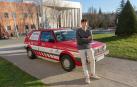 Nicolás Ross Bianco, estudiante de la Universidad de Navarra, con el Golf Mk2 de 1990 con el que compite