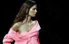 Una modelo luce una creación de la firma INuñez durante un desfile de la pasarela Mercedes Benz Fashion Week Madrid, este sábado en Madrid