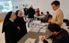 Dos monjas ejercen su derecho al voto en un colegio electoral en Santiago de Compostela al comienzo de la jornada electoral en Galicia