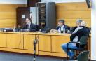 El acusado, a la derecha, junto a su abogado, José María Elorz