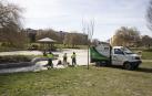 Operarios llevan a cabo labores de limpieza en el parque de Yamaguchi
