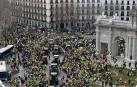 Tractores y manifestantes, este miércoles a su paso por la Puerta de Alcalá, en Madrid