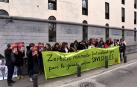 Un momento de la concentración de trabajadoras de los comedores escolares frente al departamento de Educación