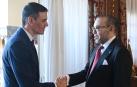 El presidente del Gobierno español, Pedro Sánchez, saluda al rey Mohamed VI, durante su encuentro mantenido en Rabat este miércoles