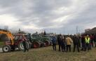 Agricultores, con los tractores aparcados, ayer en la zona de Mercairuña
