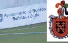 A la derecha, escudo en la lona municipal del campo de fútbol; a la izquierda, escudo oficial de Burlada con el yelmo