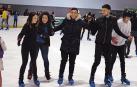 Varias personas en la pista de hielo permanente en Huarte. Ahora se estudia su continuidad